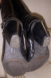 Kniehohe schwarze Stiefel